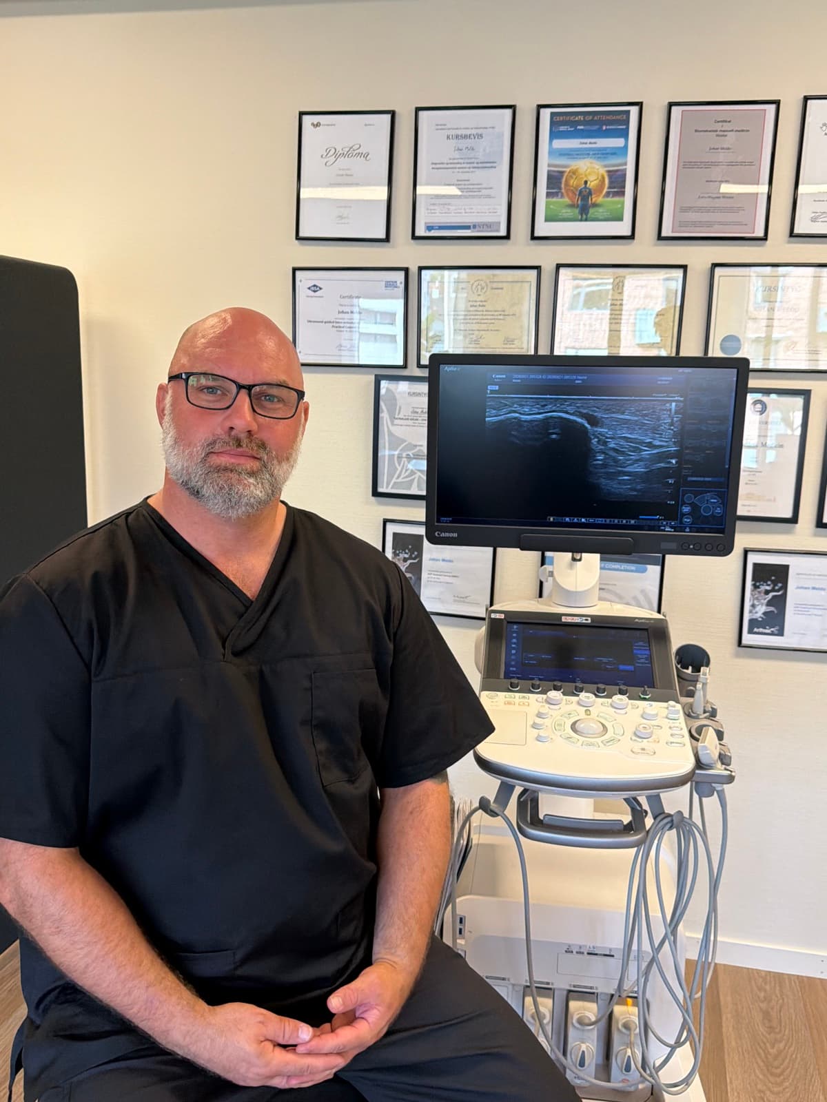 Johan Meldo vid klinikens ultraljudsutrustning